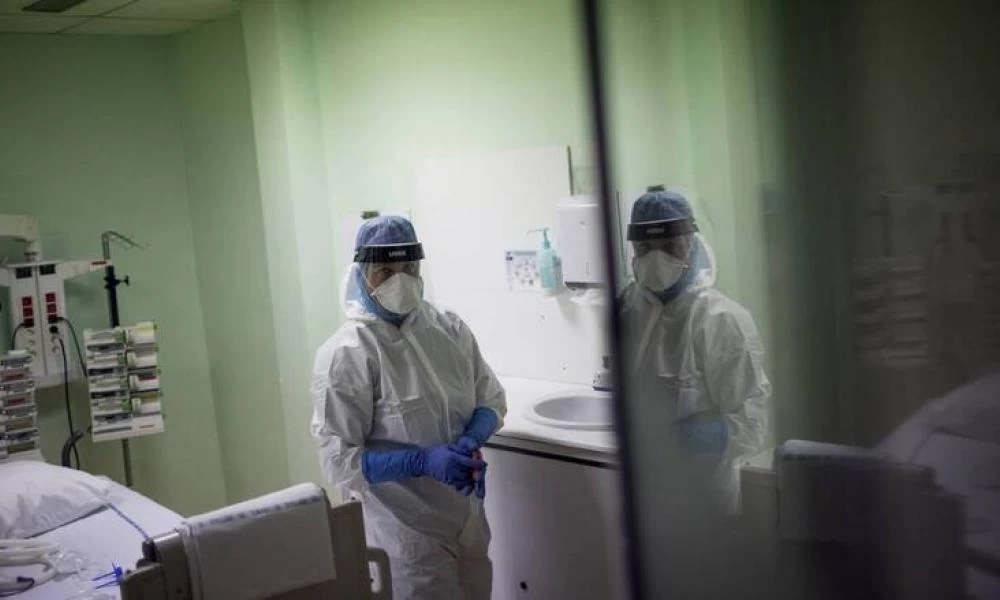 Στο νοσοκομείο ο πατέρας της 16χρονης που πέθανε από κορονοϊό στη Θήβα